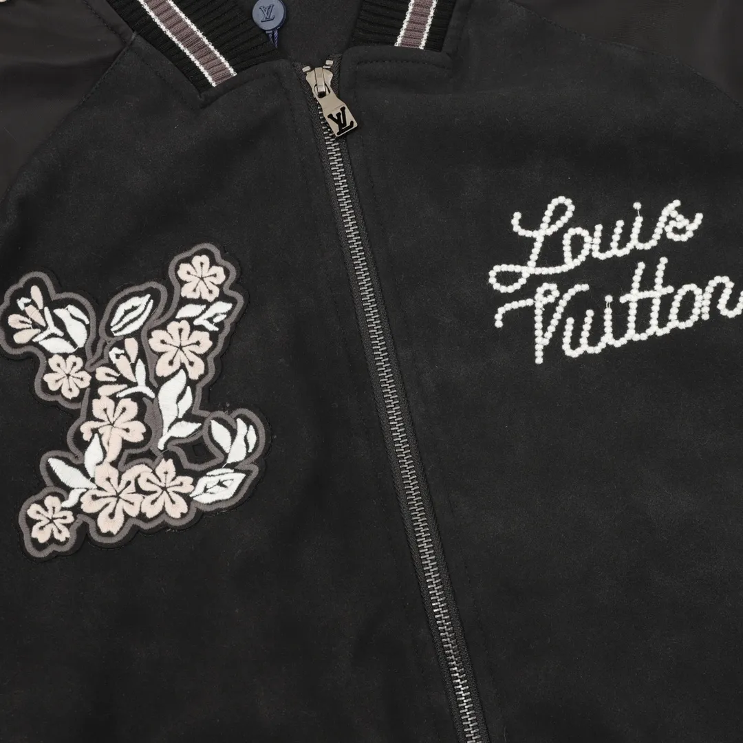 🅿️570 Louis Vuitton/Louis Vuitton embroidered letter baseball jacket, light luxury, a must-have item for daily commuting for men and women, correct version, feel free to compare · Made of customized original acetate fabric · 180g diamond-shaped quilted cotton inside, selected long-staple cotton, warm and comfortable · The chest is decorated with presbyopia floral leather patches inlaid with hot diamonds · Lapel design · Elastic waist design at the hem · Zippered side pocket design on the side · Customized original alloy snap button and puller by mold opening · Customized yarn-dyed colorful flat base thread on the cuffs · One hundred thousand needle three-dimensional embroidery by Tajima high-speed embroidery machine · Original main mark, washed label and tag packaging bag Size: XS-L